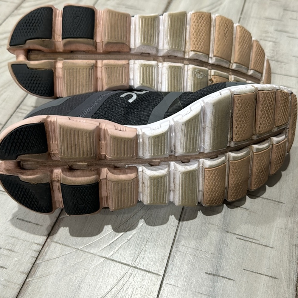 Gently used sneaker - Picture 8 of 8